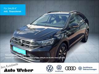 Schräge Frontansicht auf einen Volkswagen Taigo , freigestellt