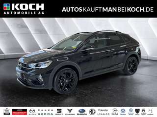 Schräge Frontansicht auf einen Volkswagen Taigo , freigestellt