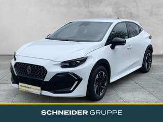 Schräge Frontansicht auf einen Renault Clio , freigestellt