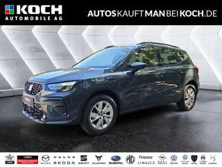 Schräge Frontansicht auf einen SEAT Arona , freigestellt