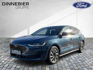 Schräge Frontansicht auf einen Ford Focus , freigestellt