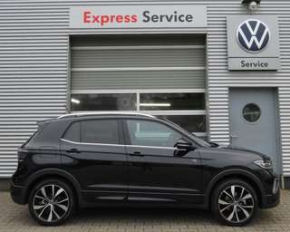 Schräge Frontansicht auf einen Volkswagen T-Cross , freigestellt