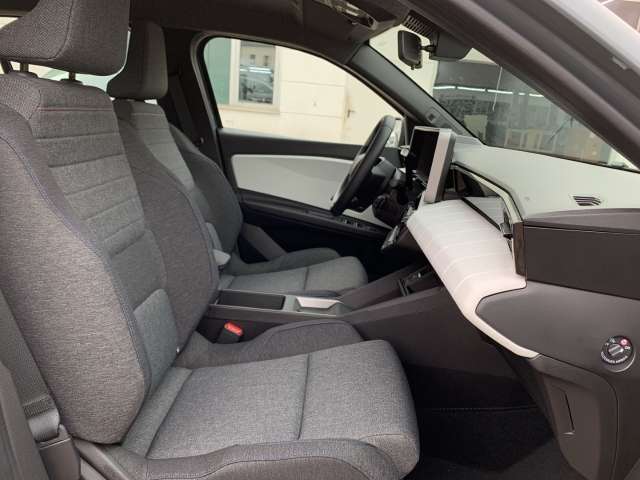 Fahrzeugbild eines Renault 4 E-TECH