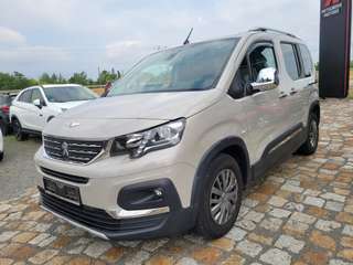 Schräge Frontansicht auf einen Peugeot Rifter , freigestellt
