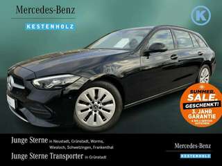 Schräge Frontansicht auf einen Mercedes-Benz C-Klasse , freigestellt