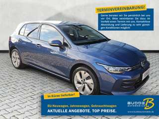 Schräge Frontansicht auf einen Volkswagen Golf , freigestellt