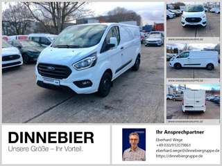 Schräge Frontansicht auf einen Ford Transit Custom , freigestellt