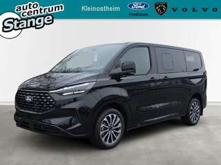 Schräge Frontansicht auf einen Ford Tourneo Custom , freigestellt
