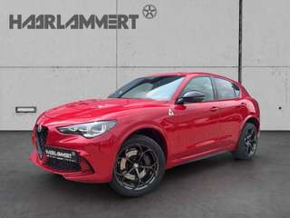 Schräge Frontansicht auf einen Alfa Romeo Stelvio , freigestellt