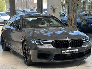 Schräge Frontansicht auf einen BMW 5er-Reihe , freigestellt