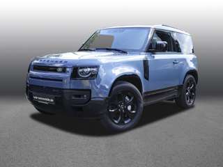 Schräge Frontansicht auf einen Land Rover Defender , freigestellt