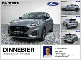 Schräge Frontansicht auf einen Ford Puma , freigestellt