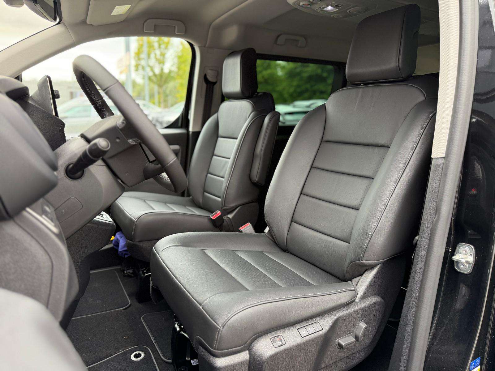 Fahrzeugbild eines Peugeot Traveller