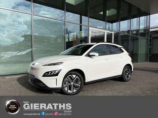 Schräge Frontansicht auf einen Hyundai Kona Elektro , freigestellt