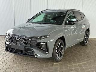 Schräge Frontansicht auf einen Hyundai Tucson , freigestellt