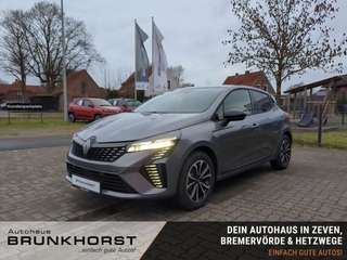 Schräge Frontansicht auf einen Renault Clio , freigestellt