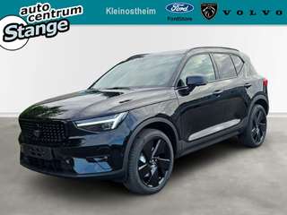 Schräge Frontansicht auf einen Volvo XC40 , freigestellt