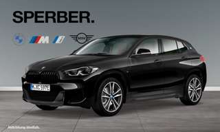 Schräge Frontansicht auf einen BMW X2 , freigestellt