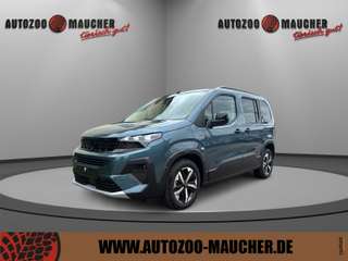 Schräge Frontansicht auf einen Peugeot Rifter , freigestellt