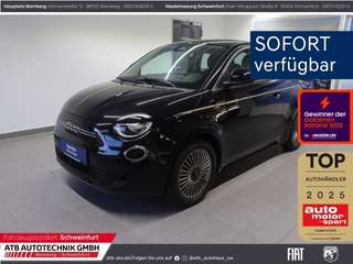 Schräge Frontansicht auf einen Fiat 500 , freigestellt