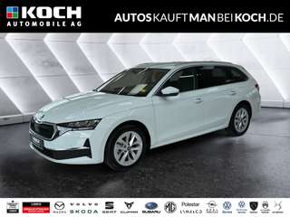 Schräge Frontansicht auf einen Skoda Octavia , freigestellt
