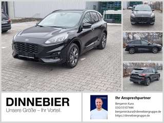 Schräge Frontansicht auf einen Ford Kuga , freigestellt