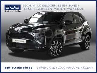 Schräge Frontansicht auf einen Toyota Yaris Cross , freigestellt