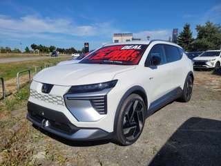 Schräge Frontansicht auf einen Mitsubishi Eclipse Cross , freigestellt