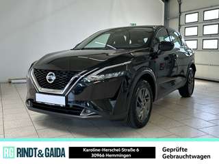 Schräge Frontansicht auf einen Nissan Qashqai , freigestellt