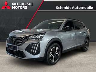 Schräge Frontansicht auf einen Peugeot 2008 , freigestellt