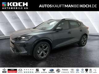 Schräge Frontansicht auf einen CUPRA Formentor , freigestellt