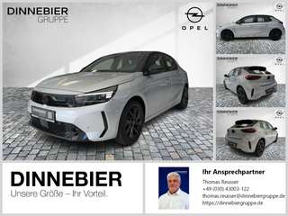 Schräge Frontansicht auf einen Opel Corsa , freigestellt