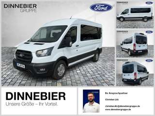Schräge Frontansicht auf einen Ford Transit , freigestellt