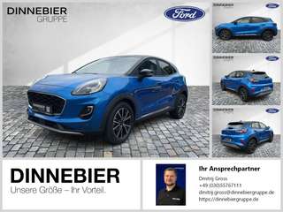 Schräge Frontansicht auf einen Ford Puma , freigestellt
