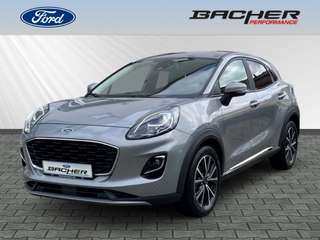 Schräge Frontansicht auf einen Ford Puma , freigestellt