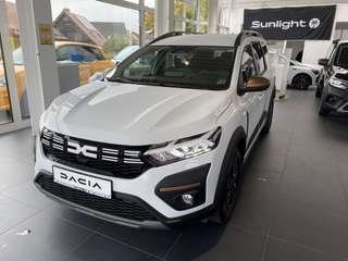 Schräge Frontansicht auf einen Dacia Jogger , freigestellt