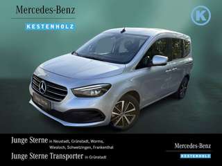 Schräge Frontansicht auf einen Mercedes-Benz T-Klasse , freigestellt