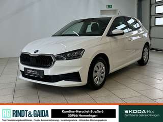 Schräge Frontansicht auf einen Skoda Fabia , freigestellt