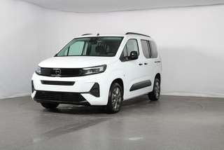 Schräge Frontansicht auf einen Opel Combo , freigestellt