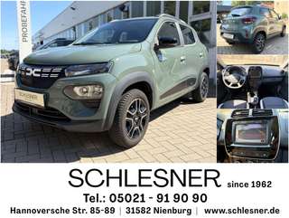Schräge Frontansicht auf einen Dacia Spring , freigestellt