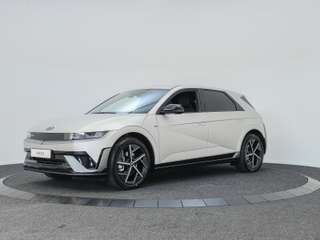 Schräge Frontansicht auf einen Hyundai IONIQ 5 , freigestellt