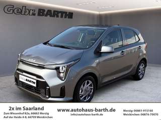 Schräge Frontansicht auf einen Kia Picanto , freigestellt