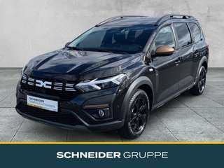 Schräge Frontansicht auf einen Dacia Jogger , freigestellt