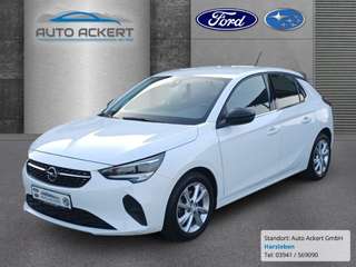 Schräge Frontansicht auf einen Opel Corsa , freigestellt