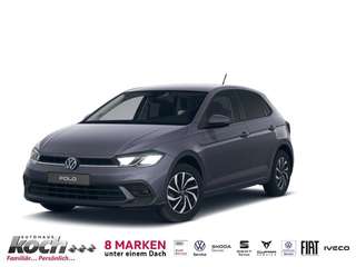 Schräge Frontansicht auf einen Volkswagen Polo , freigestellt