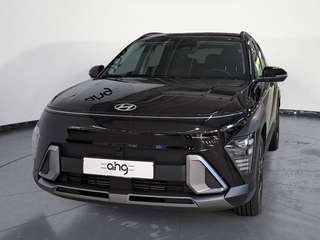 Schräge Frontansicht auf einen Hyundai Kona , freigestellt