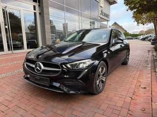Schräge Frontansicht auf einen Mercedes-Benz C-Klasse , freigestellt