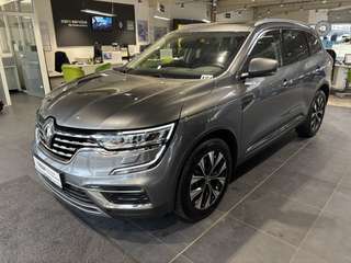 Schräge Frontansicht auf einen Renault Koleos , freigestellt