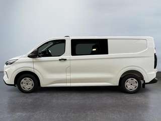 Schräge Frontansicht auf einen Ford Transit Custom , freigestellt
