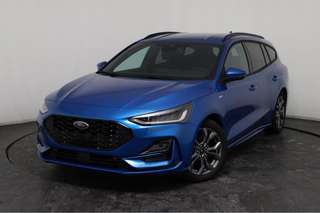 Schräge Frontansicht auf einen Ford Focus , freigestellt